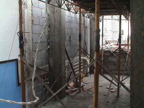 090803_pap_puerto_ayora_hotel_espania_construction__scaffolding_under_floor_7696.jpg