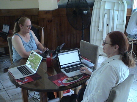 121114_2012_cruise_carnival_conquest_sandy_and_betty_at_internet_shop_0492.jpg